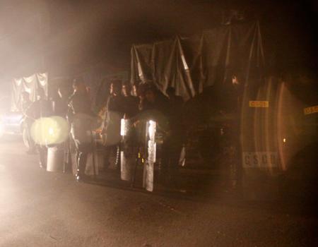 22h 30, lực lượng cảnh sát cơ động thành phố Đà Nẵng mới rời khỏi hiện trường. ẢNh: N.Đ
