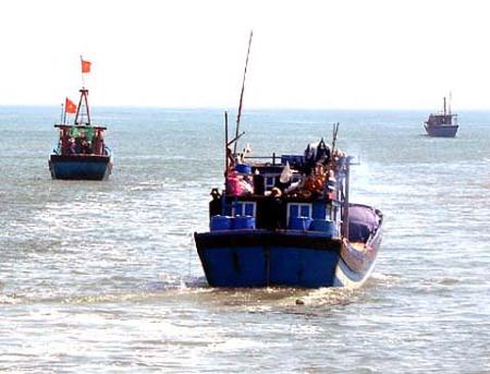 Tàu cá của ngư dân tỉnh Quảng Ngãi ra khơi. Ảnh minh họa