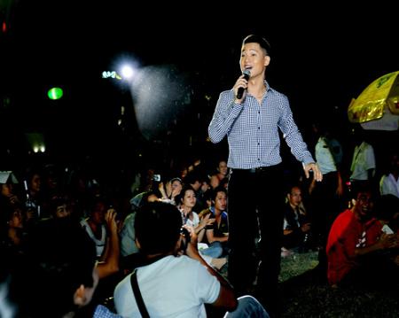 Đức Tuấn chạy xuống sân khấu hát nhạc Trịnh cùng khán giả: Ảnh: Lý Võ Phú Hưng.