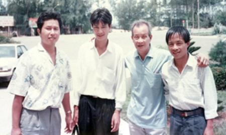 GS Nguyễn Văn Nhân trong chuyến thăm hai bệnh nhân Lê Hoành Tân và Nguyễn Công Lâm tại Thanh Hóa năm 1992 (Anh Lê Hoành Tân (bên trái), GS Nhân, thứ hai từ phải sang và anh Nguyễn Công Lâm, ngoài cùng bên phải).
