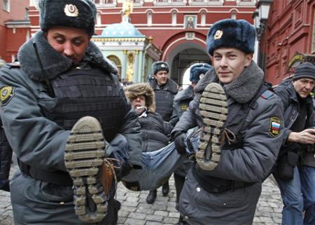 Cảnh sát Nga tạm giữ một người biểu tình trái phép ở Moscow hôm nay. Ảnh: AP