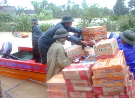 Lãnh đạo huyện Yên Thành và xã Khánh Thành đưa mì tôm cứu dân.