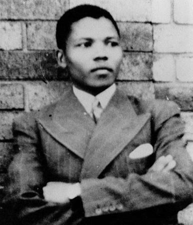 Nelson Mandela tên đầy đủ là Nelson Rolihlahla Mandela, sinh ngày 18/7/1918.