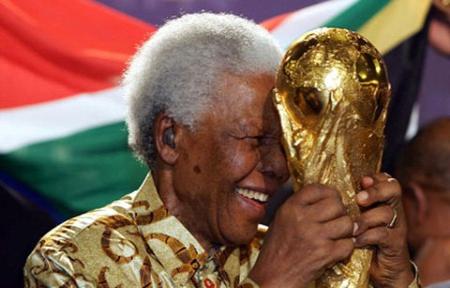 Back in 2004 when they announced the winner of the right to host the 2010 World Cup, a giddy Nelson Mandela was in attendance with the World Cup trophy (above), and so were his tears. Moments like this sends flashes aflutter  the hearts of photogs too.
