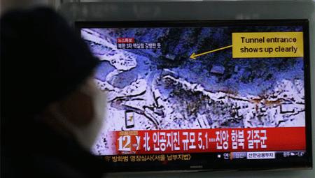 Một người dân ở Seoul xem bản tin về việc Triều Tiên tuyên bố thử hạt nhân thành công hôm nay. Ảnh: AP