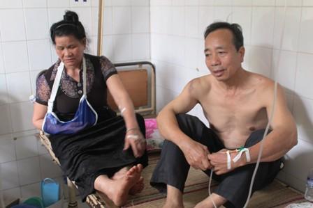 Vợ chồng ông Tòng Văn Ọt và bà Quảng Thị Ọt bị chấn thương sau vụ tai nạn lật xe kinh hoàng