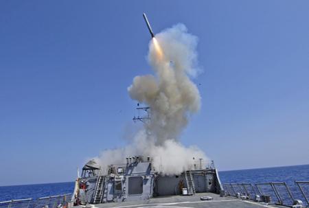 Tàu khu trục có tên lửa dẫn đường USS Barry phóng một tên lửa Tomahawk ở biển Địa Trung Hải hồi năm 2011. Ảnh: US Navy