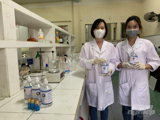Trường đại học Sư phạm kỹ thuật Hưng Yên đã điều chế nước rửa tay sát khuẩn phát cho người dân lân cận và sinh viên trong trường.
