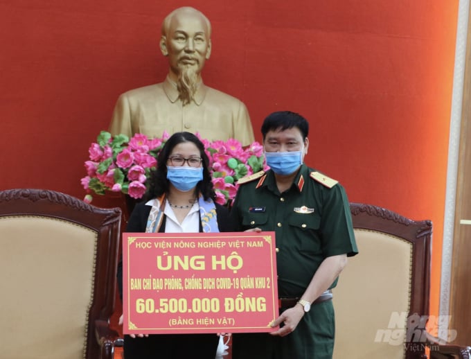 Học viện Nông nghiệp Việt Nam trao tặng 500 chai xịt kháng khuẩn cho các cán bộ, chiến sĩ bộ đội tại Quân khu 2. Ảnh: Hưng Giang.