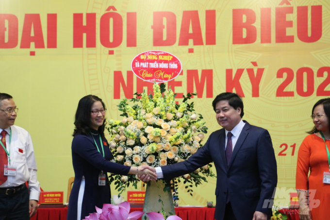 Thứ trưởng Bộ NN-PTNT Lê Quốc Doanh tặng hoa chúc mừng Đại hội. Ảnh: HG