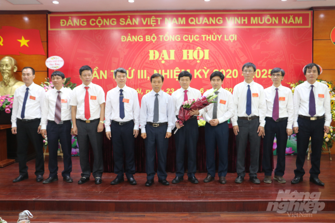 Phó Bí thư Thường trực Đảng ủy Bộ NN-PTNT Nguyễn Văn Trường (thứ 5 từ trái sang) chúc mừng Ban Chấp hành Đảng bộ Tổng cục Thủy lợi nhiệm kỳ 2020 - 2025. Ảnh: HG.