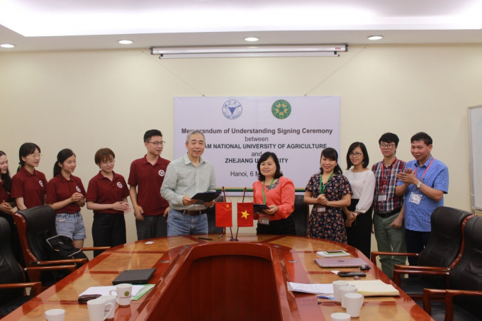 Lễ ký Biên bản ghi nhớ trong hợp tác đào tạo và nghiên cứu của Khoa Kinh tế và Phát triển nông nghiệp, Học viện Nông nghiệp Việt Nam với Đại học Chiết Giang, Trung Quốc. Ảnh: HVNN.