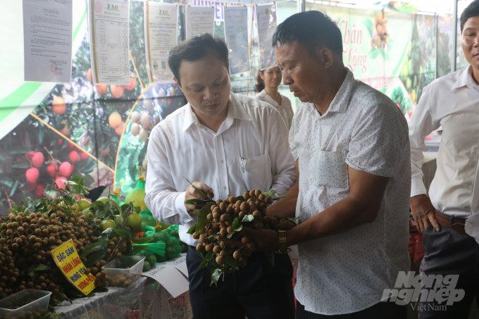 Phó Chủ tịch UBND tỉnh Hưng Yên Bùi Thế Cử (trái) thăm các gian hàng. Ảnh: Hưng Giang.