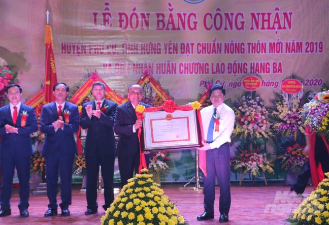 Thứ trưởng Bộ NN-PTNT Lê Quốc Doanh (bên phải) trao Bằng công nhận huyện đạt chuẩn nông thôn mới cho huyện Phù Cừ. Ảnh: Hưng Giang
