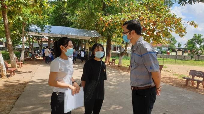 Em Nguyễn Thị Thảo Lý (đầu tiên bên trái) nhận được sự quan tâm, động viên của cán bộ Học viện trước khi bước vào kỳ thi tốt nghiệp THPT năm 2020.