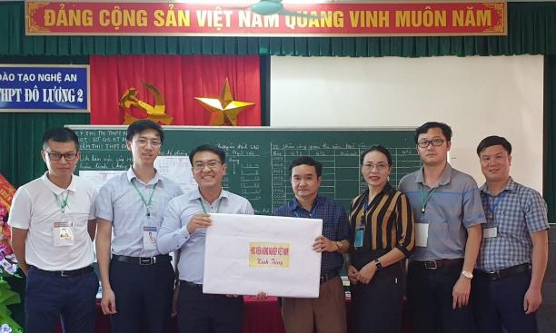 Cán bộ, viên chức Học viện Nông nghiệp Việt Nam làm nhiệm vụ kiểm tra công tác tổ chức coi thi tốt nghiệp tặng đồng hồ lưu niệm tại trường THPT Đô Lương 2.