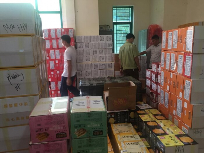 Lực lượng chức năng TP Hà Nội đã bắt giữ hơn 10 tấn bánh trung thu, trà sữa... không có giấy đơn, chứng từ... Ảnh: Bộ Công thương