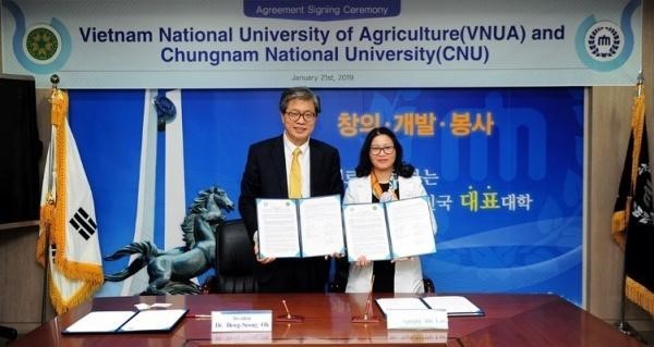 Học viện Nông nghiệp Việt Nam ký kết hợp tác chương trình đồng cấp bằng với Trường Đại học Chungnam Hàn Quốc. Ảnh: HVNN