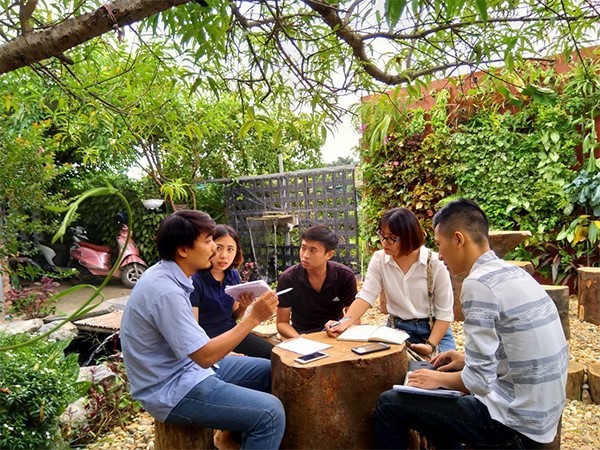 Ông Bùi Văn Tiến (ngoài cùng bên trái) – Giám đốc Công ty cổ phần Phát triển cảnh quan Babylon không chỉ đến giảng đường truyền cảm hứng và kinh nghiệm nghề nghiệp mà còn hỗ trợ sinh viên đến công ty làm việc, trải nghiệm. Ảnh: HVNN
