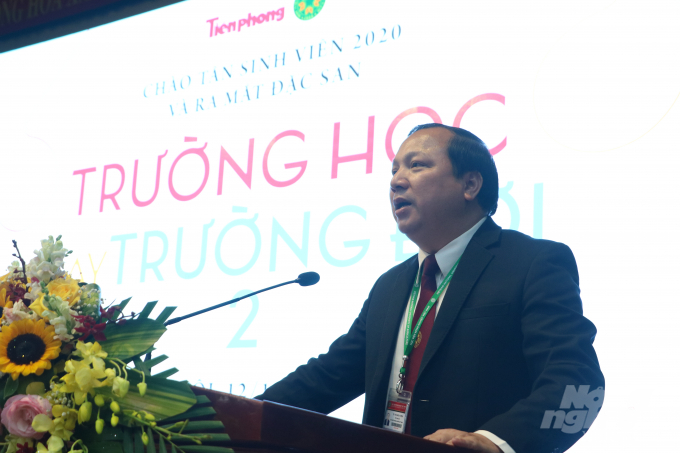 Ông Vũ Ngọc Huyên, Phó giám đốc Học viện Nông nghiệp Việt Nam phát biểu khai mạc chương trình Chào tân sinh viên 2020. Ảnh: HG.