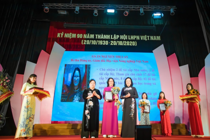 GS. TS Nguyễn Thị Lan – Bí thư Đảng ủy, Giám đốc Học viện Nông nghiệp Việt Nam vinh dự là một trong 10 Phụ nữ tiêu biểu được trao tặng bằng khen 'Phụ nữ Thủ đô tiêu biểu năm 2020'. Ảnh: HVNN.