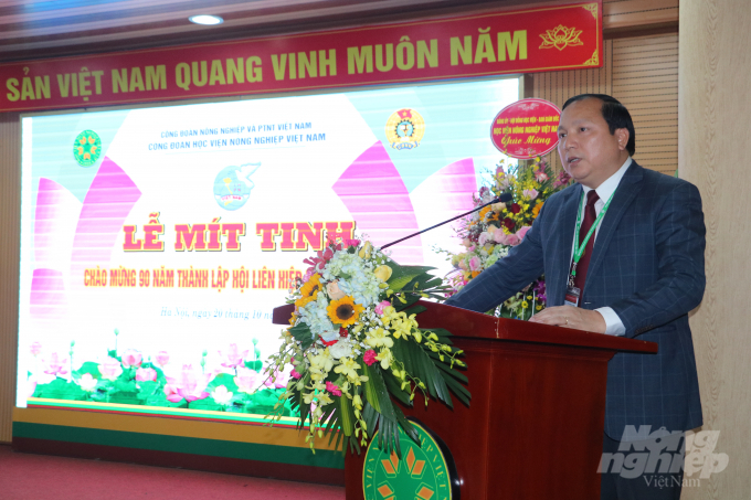 Ông Vũ Ngọc Huyên, Phó giám đốc Học viện Nông nghiệp Việt Nam đã gửi lời chúc mừng và cảm ơn trân trọng nhất tới những đóng góp của các thế hệ nữ cán bộ, viên chức. Ảnh: HG