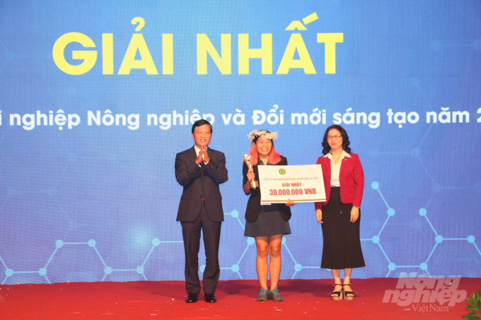 Thứ trưởng Bộ Khoa học và Công nghệ Trần Văn Tùng và Giám đốc Học viện Nông nghiệp Việt Nam Nguyễn Thị Lan trao phần thưởng cho đội giải Nhất. Ảnh: HG.