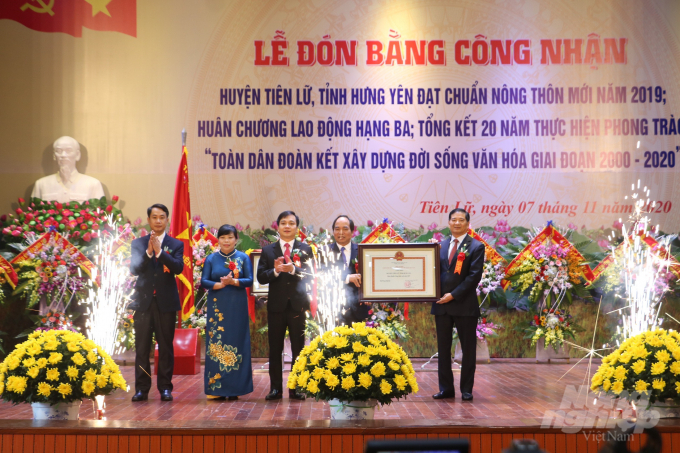 Huyện Tiên Lữ đón Bằng công nhận huyện đạt chuẩn nông thôn mới. Ảnh: HG.