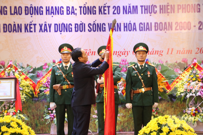 Huyện Tiên Lữ đón nhận Huân chương Lao động hạng Ba. Ảnh: HG.