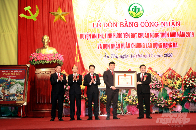 Huyện Ân Thi đón nhận Bằng công nhận huyện nông thôn mới. Ảnh: MH.