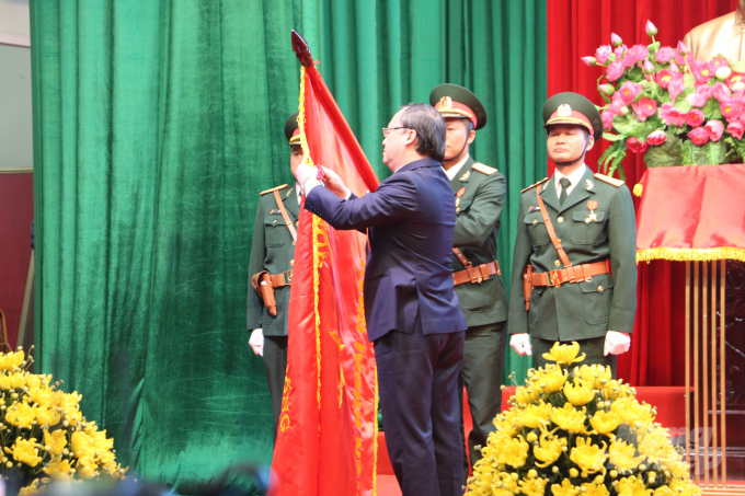Huyện Khoái Châu đón nhận Huân chương Lao động hạng Ba. Ảnh: HG.