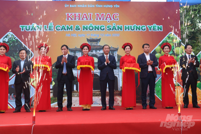 Các đại biểu cắt băng khai mạc Tuần lễ cam và nông sản Hưng Yên tại Hà Nội. Ảnh: HG