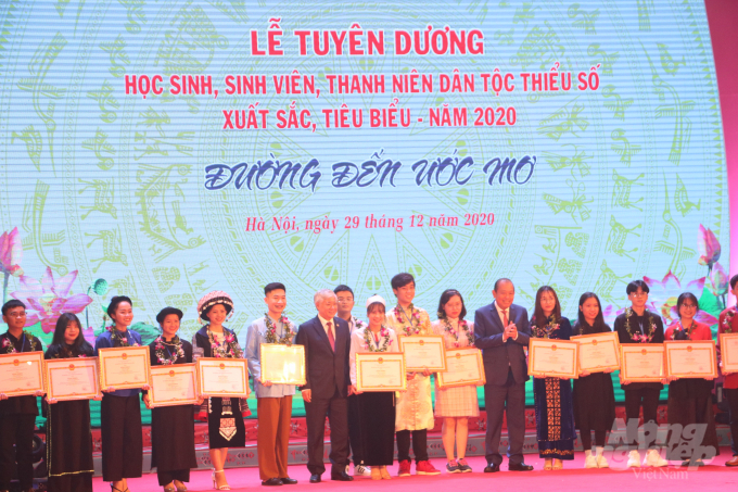 Có 145 học sinh, sinh viên, thanh niên người dân tộc thiểu số được vinh danh tại sự kiện này. Ảnh: Hưng Giang.