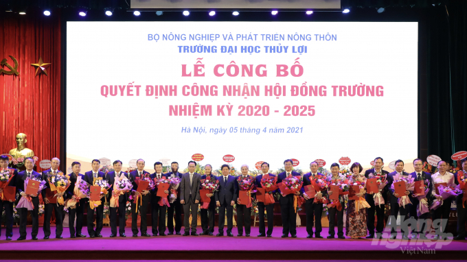 Thứ trưởng Bộ NN-PTNT Lê Quốc Doanh trao quyết định công nhận Hội đồng Trường Đại học Thủy lợi khóa IV, nhiệm kỳ 2021-2025. Ảnh: HG