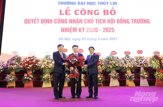 Lãnh đạo Bộ NN-PTNT trao quyết định bổ nhiệm GS.TS Nguyễn Quang Kim (đứng giữa) giữ chức vụ Chủ tịch Hội đồng trường. Ảnh: HG