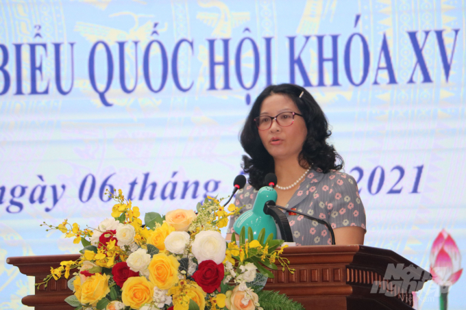 Bà Nguyễn Thị Lan trả lời cử tri. Ảnh: HG