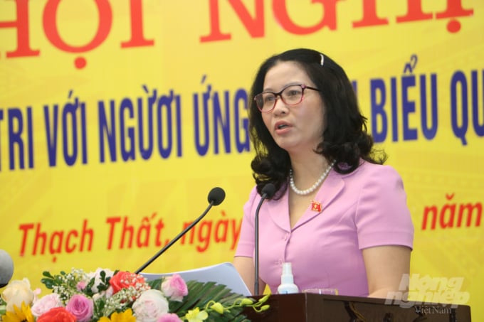 Ứng cử viên Nguyễn Thị Lan trả lời cử tri. Ảnh: HG.
