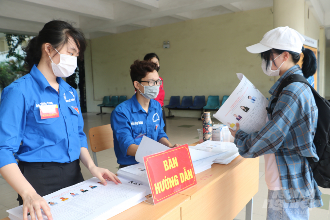 Hơn 3.200 cử tri là cán bộ, sinh viên Học viện Nông nghiệp Việt Nam háo hức đến bầu cử và hầu hết là cử tri lần đầu đi bỏ phiếu.