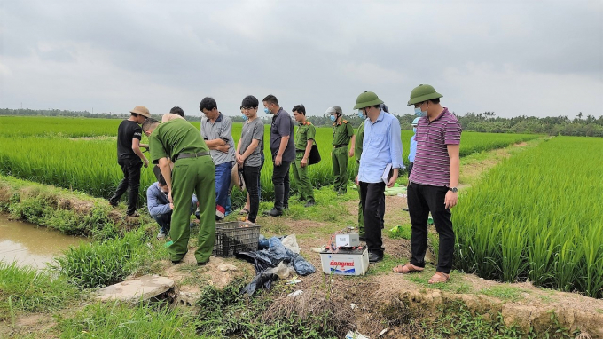 Lực lượng chức năng tham gia khám nghiệm hiện trường vụ bẫy diện diệt chuột gây hậu quả chết người tại huyện Kim Thành. Ảnh: CA tỉnh Hải Dương.