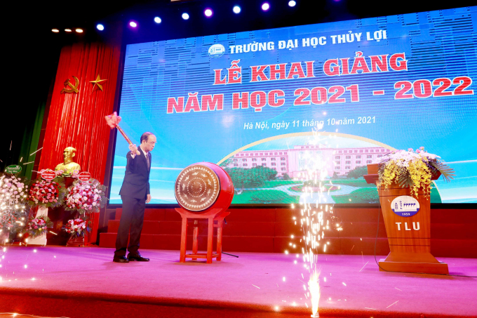GS.TS Trịnh Minh Thụ đánh hồi trống khai giảng năm học mới 2021-2022. Ảnh: ĐHTL