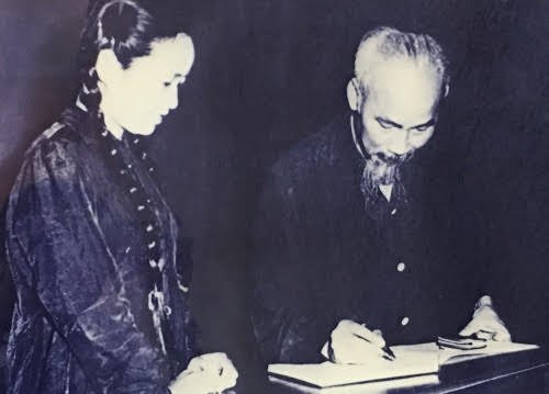 Chủ tịch Hồ Chí Minh ghi Sổ vàng truyền thống khi về thăm Học viện (năm 1959): 'Đoàn kết chặt chẽ, cố gắng không ngừng, để tiến bộ mãi'. Ảnh: HVNN.