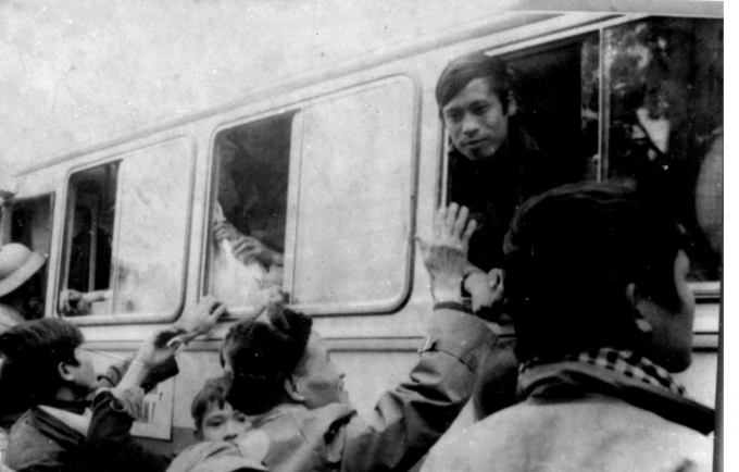 Hiệu trưởng Lê Duy Thước tiễn đoàn sinh viên khóa 18 đi điều tra quy hoạch Tây Nguyên (năm 1976). Ảnh: HVNN
