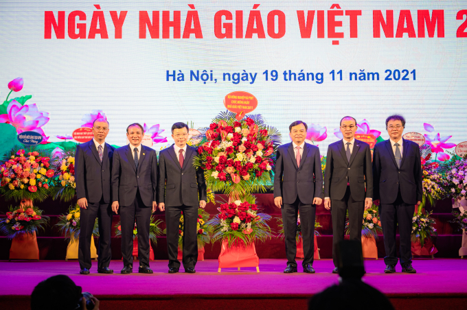 Thứ trưởng Bộ NN-PTNT Nguyễn Hoàng Hiệp (thứ 3 từ phải sang) đã tặng hoa và chúc mừng các nhà giáo của nhà trường. Ảnh: ĐHTL.