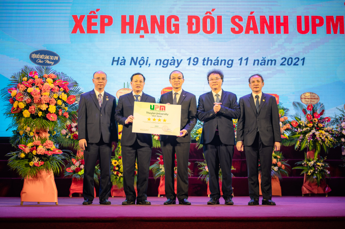 GS.TS Nguyễn Hữu Đức trao và gắn sao của bảng xếp hạng UPM cho GS.TS Trịnh Minh Thụ. Ảnh: ĐHTL.