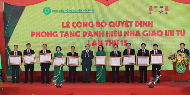 Chủ tịch nước Nguyễn Xuân Phúc trao danh hiệu Nhà giáo ưu tú cho 12 thầy cô có nhiều đóng góp cho sự nghiệp giáo dục. Ảnh: HVNN.