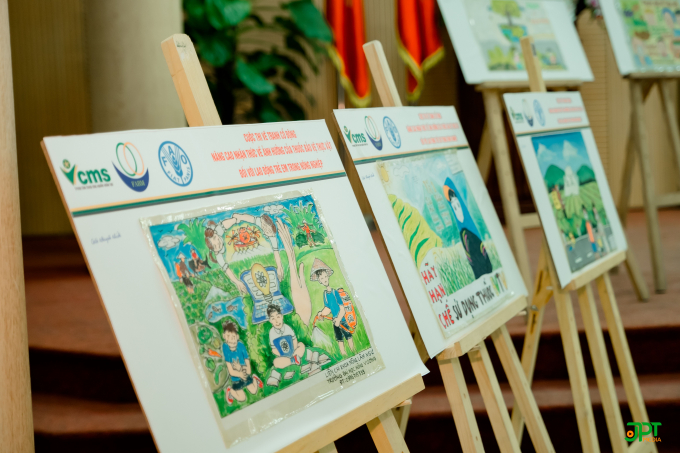 Những tác phẩm xuất sắc trong cuộc thi vẽ tranh 'Nâng cao nhận thức về ảnh hưởng thuốc bảo vệ thực vật đối với lao động trẻ em trong nông nghiệp' được trưng bày tại Hội thảo. Ảnh: TG