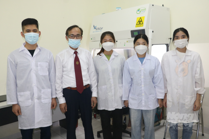 NGƯT Phạm Hồng Ngân cùng các sinh viên, thực tập sinh tại Bệnh viện Thú y. Ảnh: HG