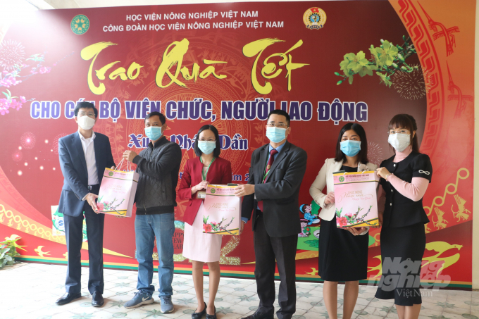 PGS.TS Phạm Bảo Dương  và TS Nguyễn Tất Thắng trao quà Tết cho cán bộ, viên chức, người lao động. Ảnh: TG.