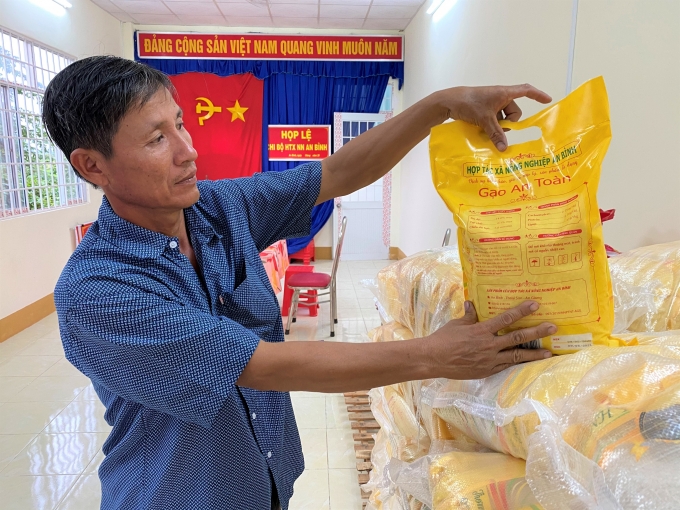 Từ nguồn lúa nguyên liệu do nông dân tham gia dự án VnSAT sản xuất, HTX An Bình đã thu mua, chế biến thành gạo an toàn cung cấp cho thị trường