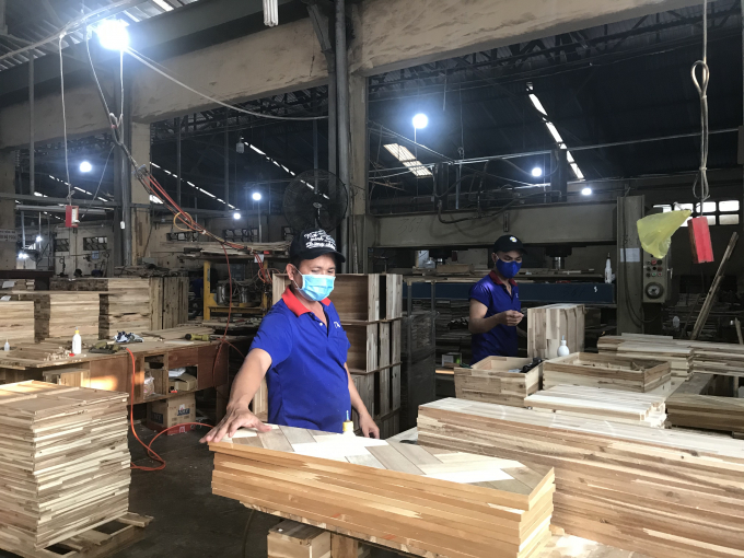 Producing wooden products for export in a factory in Binh Duong province.